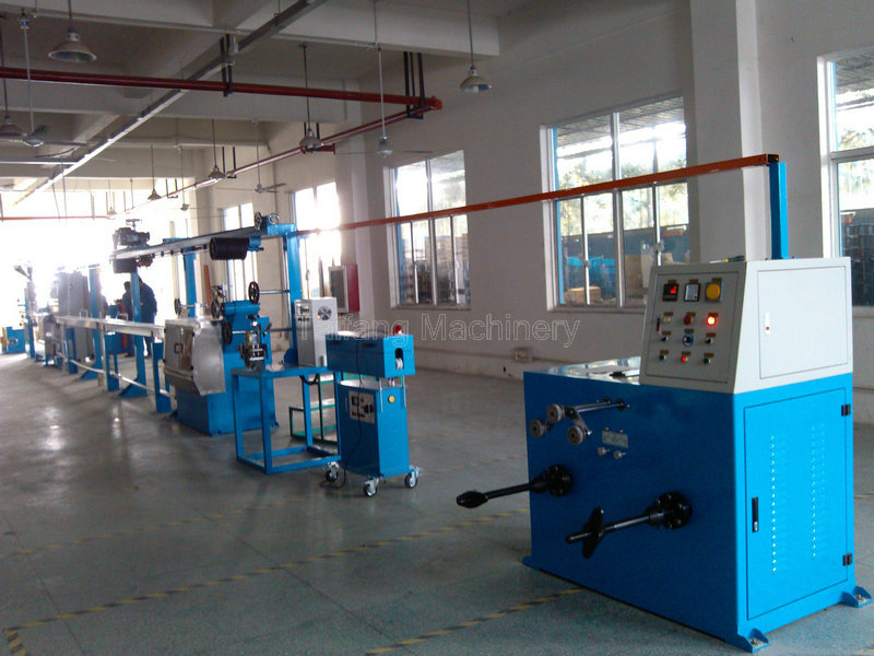 Plug cable extruder